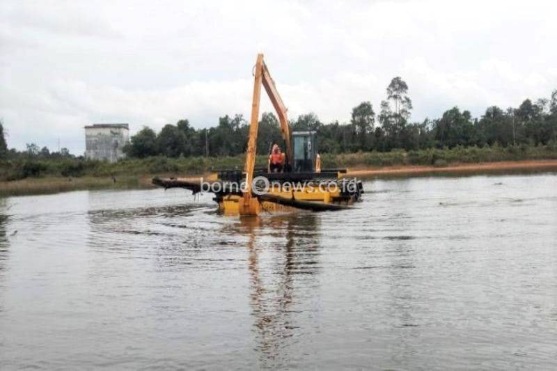 Pemkab Barito Utara Uji Coba Ekskavator Amfibi Perkuat Irigasi dan Infrastruktur Pertanian
