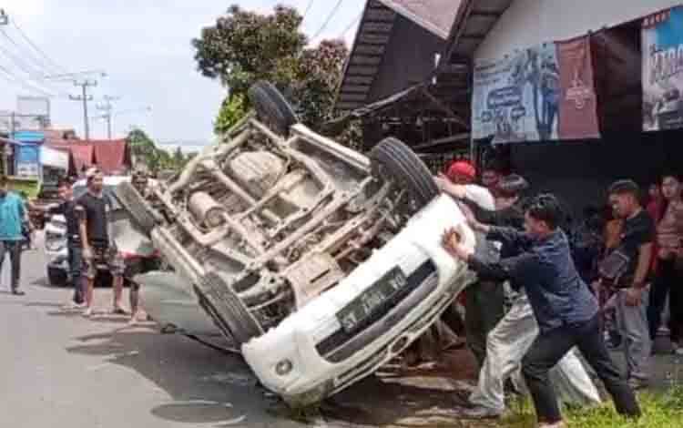 Mobil Terbalik di Muara Tabudarat Pantai Hambawang, Delapan Penumpang Selamat