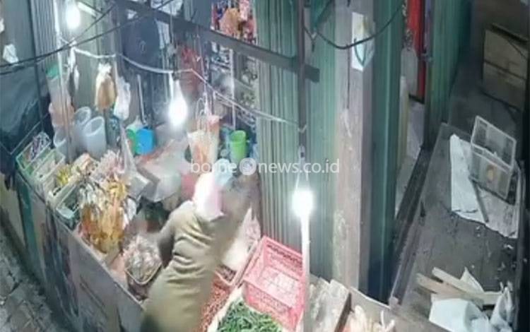 Aksi Pencurian di Pasar Subuh Sekumpul Terekam CCTV, Tas Berisi Barang Berharga Raib