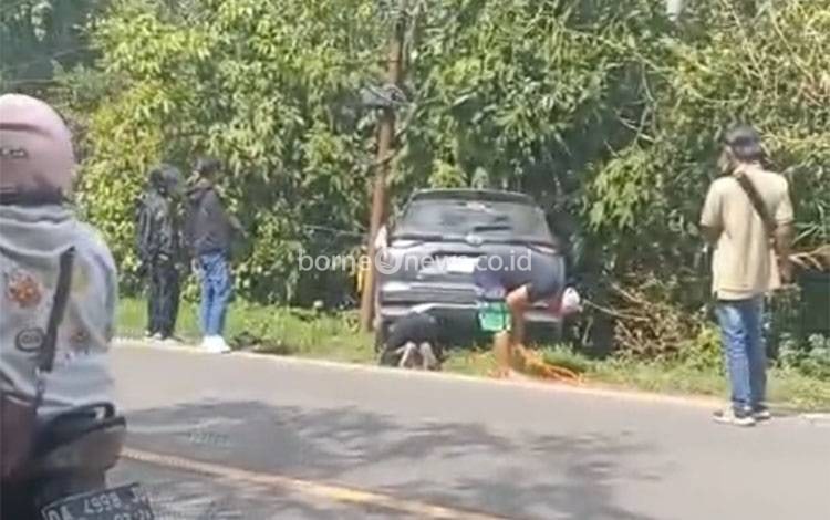 Mobil Keluar Jalur di Trans Kalimantan Km 3 Anjir Mambulau Kapuas
