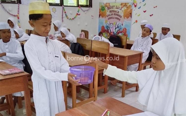 Infaq Jumat Berkah MIN 4 Kapuas, Tanamkan Kepedulian Sosial Sejak Usia Dini