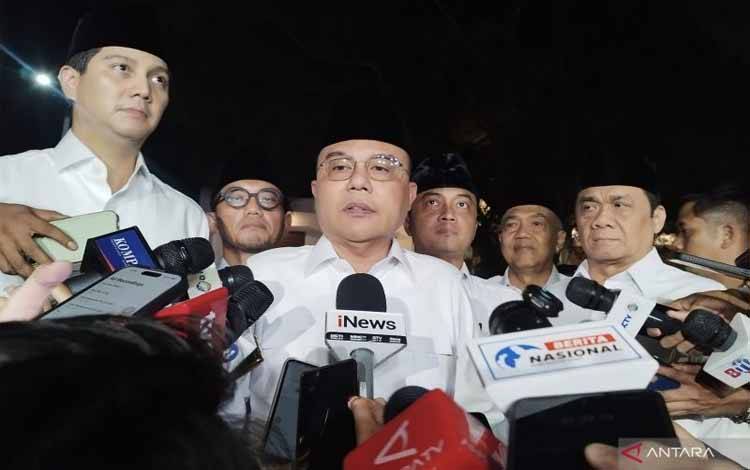 Ketua Harian Partai Gerindra Sufmi Dasco Ahmad usai menghadiri perayaan HUT Ke-18 Partai Gerindra di kediaman Prabowo, Jalan Kertanegara, Jakarta, Jumat (6/2/2026). (ANTARA/Bagus Ahmad Rizaldi)