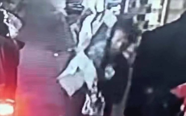 Polisi Selidiki Pria Diduga Manggul Mayat di Permukiman