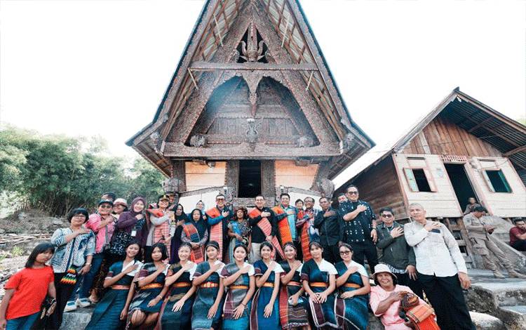 Menteri Kebudayaan Fadli Zon meninjau cagar budaya Huta Simarmata di Kabupate Samosir saat melakukan kunjungan kerja di Provinsi Sumatera Utara. (ANTARA/HO-Kementerian Kebudayaan)