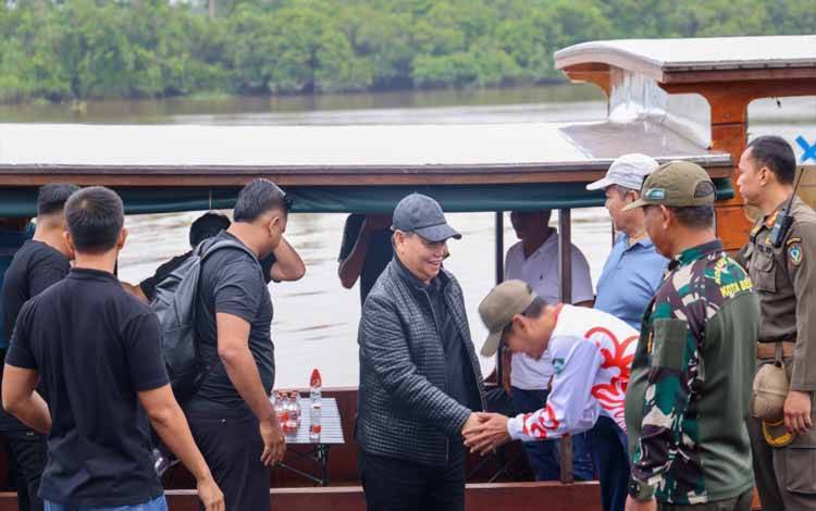 Bupati Kotawaringin Timur Halikinnor perdana mencoba susur sungai di Kecamatan Kota Besi, Minggu, 8 Februari 2026. (FOTO: Prokopim Kotim)