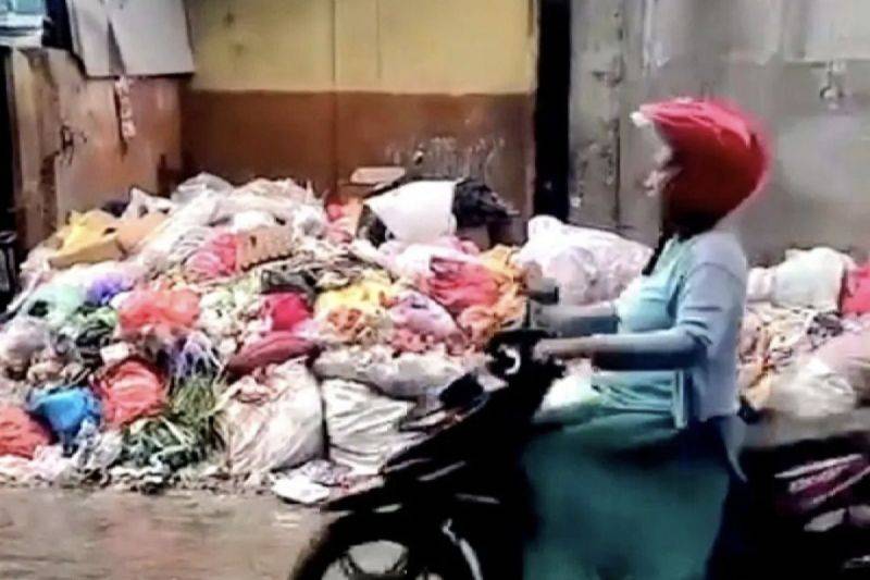 Di Tengah Bau Menyengat Pasar, DKUKMPP Kotim Pilih Turun Tangan