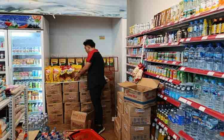 Aktivitas barang dagangan untuk pelaku usaha ekonomi disalah satu minimarket Kecamatan Jekan Raya. (FOTO: MARINI)