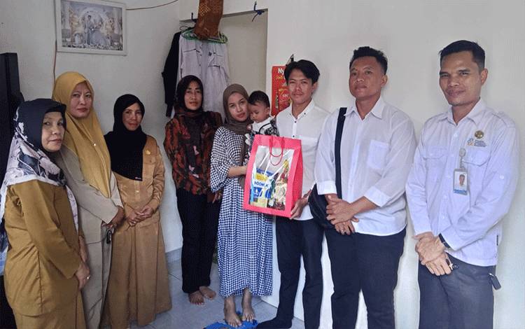 SPPG 5 Panarung Berikan Tali Asih Kepada Korban Insiden MBG Posyandu Harum Manis