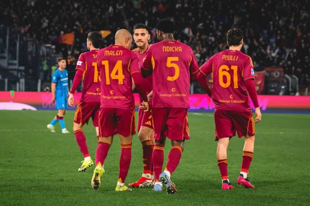 Brace Donyell Malen Bawa AS Roma Tekuk Cagliari 2-0 di Olimpico