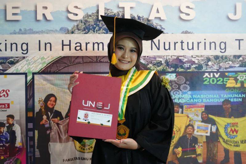 Nadiya Ayu Sekar Kinari saat diwisuda di Gedung Auditorium Unej, Sabtu (7/2/2026) ANTARA/HO-Humas Unej