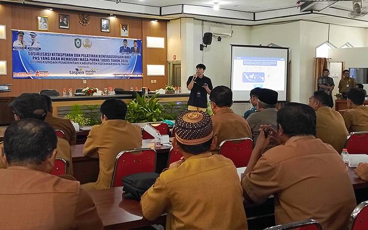Puluhan PNS purna tugas saat mengikuti sosialisasi Taspen, Selasa, 10 Februari 2026. (FOTO : DEVI)?