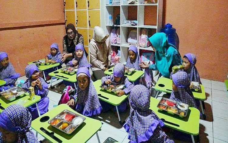 Ketua TP PKK Barut Tinjau Program Makan Bergizi Gratis di PAUD Bunda Piara Muara Teweh