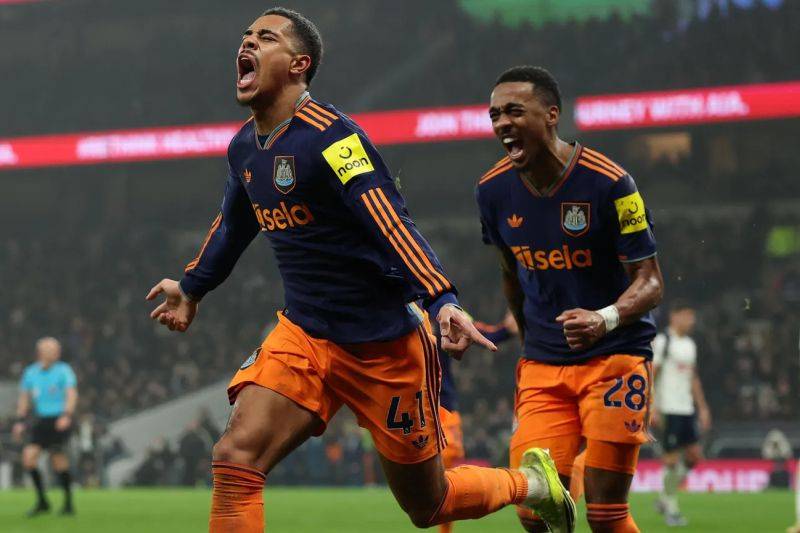 Gelandang Newcastle Jacob Ramsey (41) merayakan keberhasilannya mencetak gol ke gawang Tottenham pada pertandingan Liga Inggris di Stadion Tottenham Hotspur, London, Selasa (10/2/2026) waktu setempat. (premierleague.com)