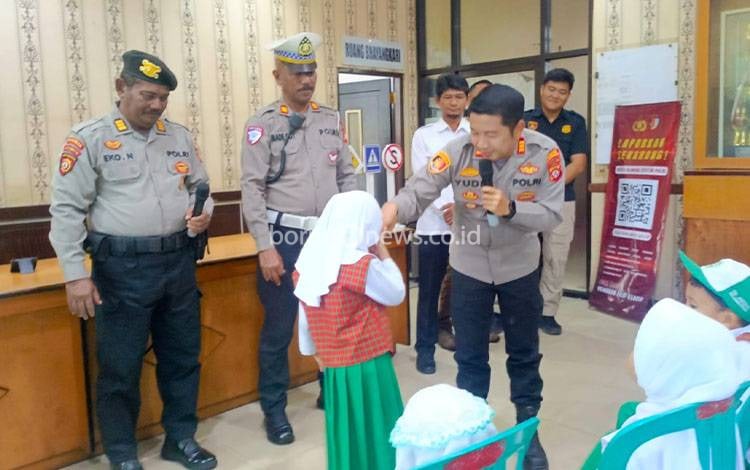 Anak TK Aqidah Palangka Raya Dapat Pengenalan Dini Peran Kepolisian di Polsek Pahandut