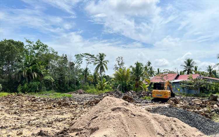 Situasi pengerjaan pembangunan Koperasi Merah Putih di Kelurahan Sei Pasah, Kecamatan Kapuas Hilir, Kabupaten Kapuas, Senin, 9 Februari 2026. (FOTO: Kapuas Hilir)