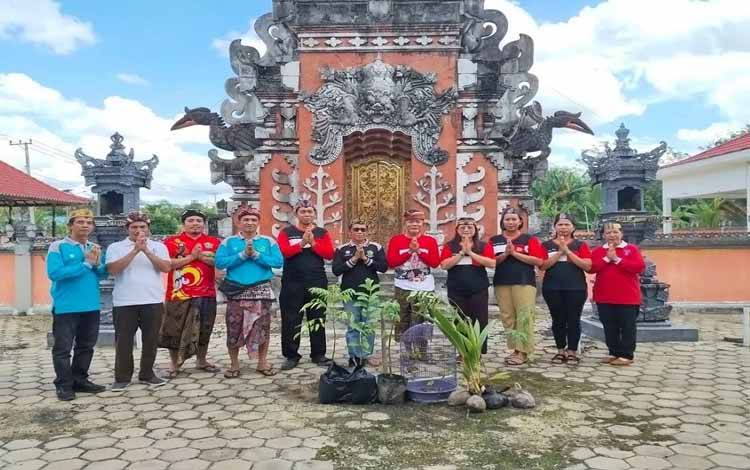 Peringati Tumpek Uye, Kemenag Kapuas Tanam Pohon dan Lepas Burung di Pura Jagatnatha