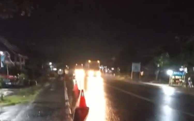 Tumpahan Solar di Trans Kalimantan Picu Sejumlah Pengendara Terjatuh
