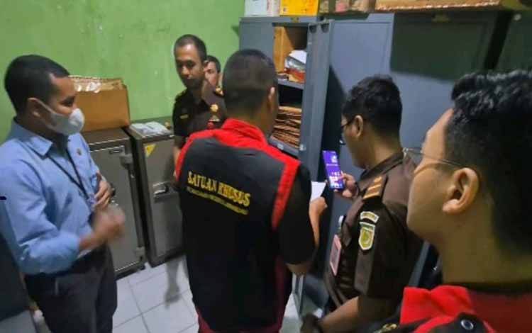 Kejari Lamandau Usut Dugaan Korupsi di BPR Sampuraga, Geledah 2 Kantor