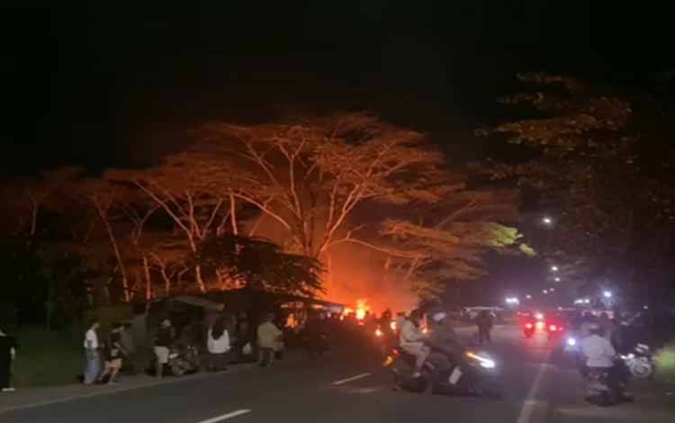 Warung di Jalur Sungai Ulin Banjarbaru Terbakar, Bangunan Dilaporkan Luluh Lantak