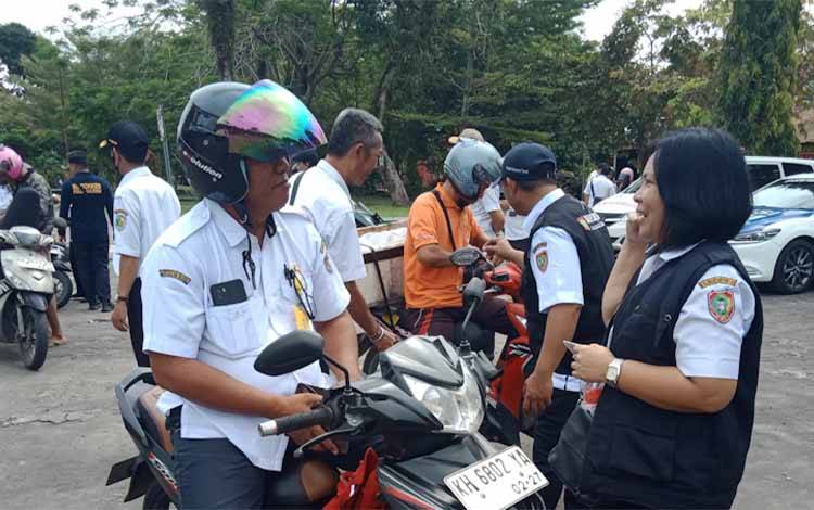 Bapenda Palangka Raya Gelar Operasi Gabungan Penertiban Pajak Kendaraan di Jalan Wahidin, Target PAD 2026 Rp275 Miliar
