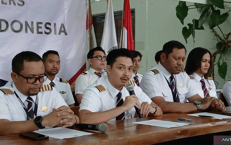 Ketua IPI Capt. Muammar Reza memberikan keterangan pers dalam menanggapi tragedi penembakan pilot di Papua, Kamis (12/2/2026). ANTARA/Azmi Samsul M