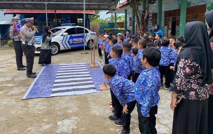 Satlantas Polres Seruyan Edukasi Polisi Sahabat Anak di TK Negeri Pembina