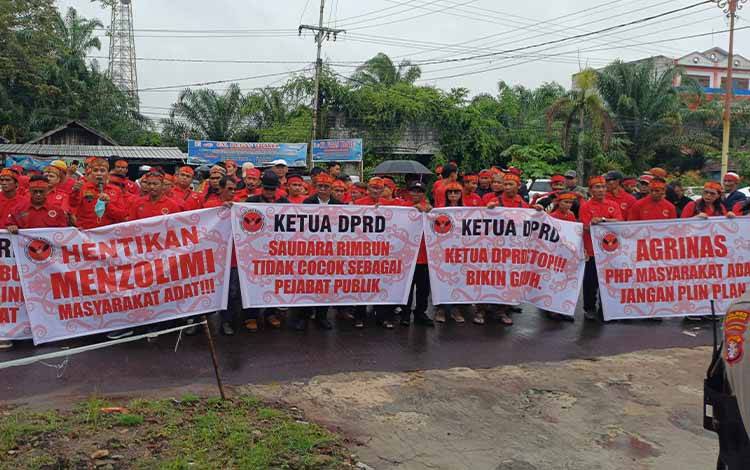 Tantara Lawung Adat Mandau Talawang Gelar Aksi di Kantor DPRD Kotim Pertanyakan Kejelasan KSO Agrinas