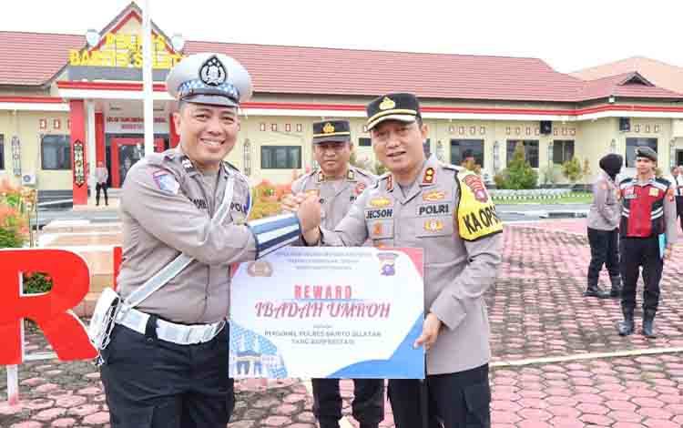 Kapolres Barito Selatan Berikan Reward Umroh untuk Dua Personel Berprestasi