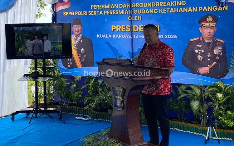 Bupati Kapuas yang diwakili Staf Ahli Bupati Bidang Ekonomi, Keuangan dan Pembangunan (EKP) Septedy menghadiri kegiatan Peresmian dan Groundbreaking Satuan Pelayanan Pemenuhan Gizi (SPPG) Polri serta Peresmian Gudang Ketahanan Pangan, bertempat di Dapur SPPG 3 Polres Kapuas, Kelurahan Pulau Kupang, Kecamatan Bataguh, Jumat, 13 Februari 2026. (FOTO: Diskominfo Kps)