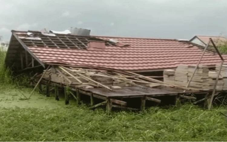 Rumah di Tatah Belayung Ambruk Usai Diterpa Angin Kencang