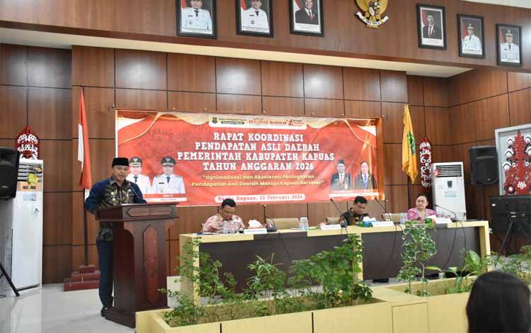 Wakil Bupati Kapuas Dodo saat memberikan arahan pada Rakor Pendapatan Asli Daerah, Jumat, 13 Februari 2026. (FOTO: Diskominfo Kps)
