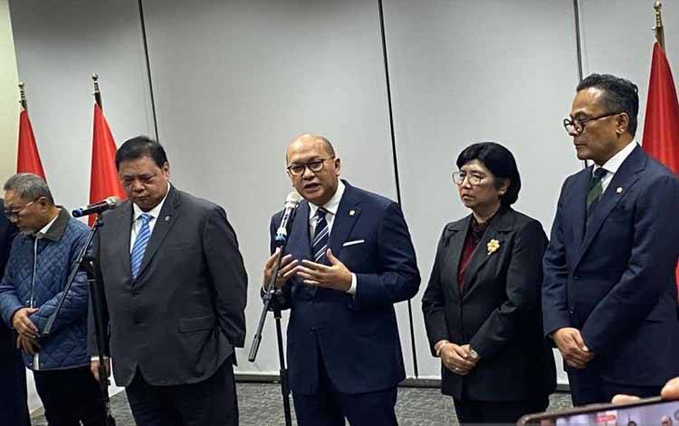 Menteri Investasi dan Hilirisasi/ Kepala BKPM Rosan Roeslani menyampaikan pernyataan dalam konferensi pers seusai acara Indonesia Economic Outlook 2026 di Wisma Danantara, Jakarta, Jumat (13/02/2026). (ANTARA/ Rizka Khaerunnisa)