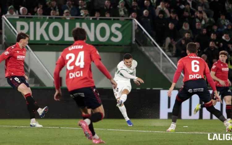 Penyerang sayap Elche Lucas Cepeda (24) melepaskan tendangan pada pertandingan Liga Spanyol menghadapi Osasuna di Stadion Manuel Martinez Valero, Elche, Jumat (13/2/2026) waktu setempat. (laliga.com)