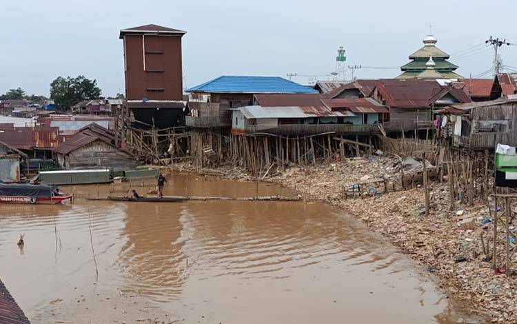 DPRD Palangka Raya Prihatin Kondisi Permukiman Pinggir Sungai Kahayan Dipenuhi Sampah