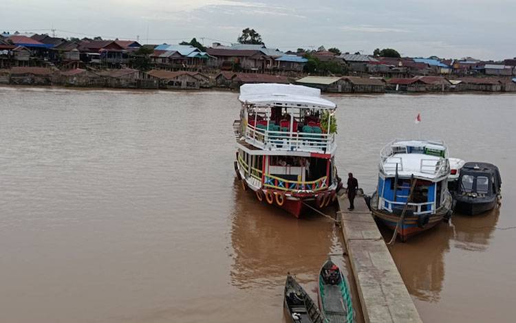 Kapal susur sungai di Pelabuhan Rambang, Kota Palangka Raya. (Foto: MARINI)