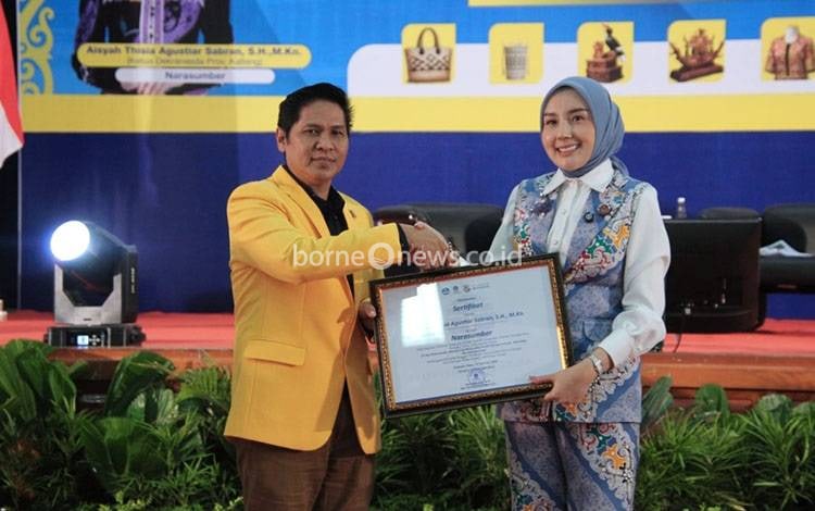 Ketua Dekranasda Kalteng Ajak Bangun Mindset Positif terhadap Pendidikan Tinggi