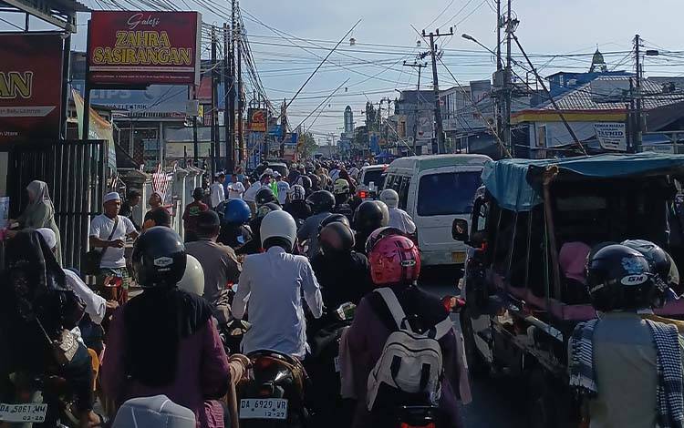 Puncak Haul ke-6 Guru Zuhdi, Arah Luar Kota Macet Total Sejak Sore