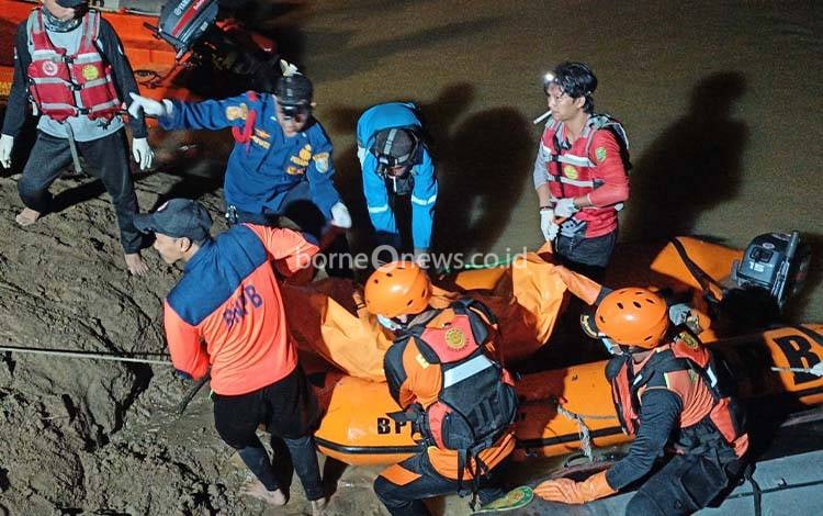 Proses evakuasi jasad Alfiannoor di Sungai Mataraman, Kabupaten Banjar, Sabtu, 14 Februari 2026. (FOTO: Basarnas Bjm)