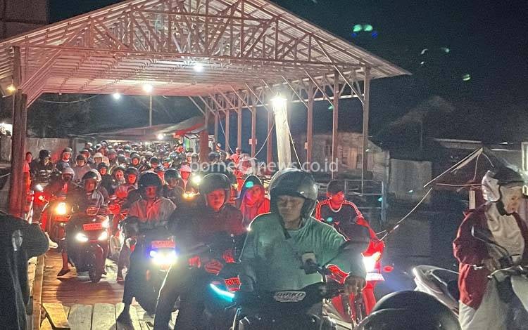 Arus Balik Haul Guru Zuhdi, Feri Penyeberangan Kuala Kapuas Membeludak