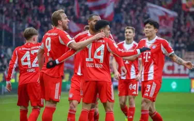 Harry Kane (kedua kiri) mencetak dua gol untuk Bayern Muenchen saat kalahkan Werder Bremen 3-0 dalam lanjutan pekan ke-22 Bundesliga 2025/26 di Weserstadion pada Sabtu (14/2/2026). Bundesliga.com