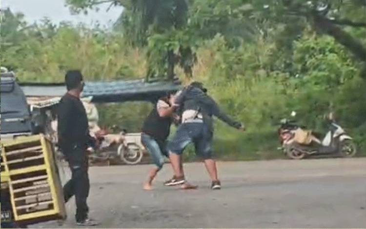 Duel Bersajam Gegerkan Penjual dan Pembeli di Pasar Kraton Rantau, Dua Pria Kritis