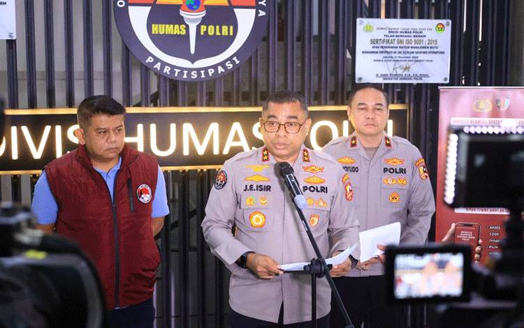 Kepala Divisi Humas Polri, Inspektur Jenderal Polisi Johnny Eddizon Isir, menyampaikan keterangan pers di Jakarta, Minggu (15/2/2026) malam. ANTARA/HO-Divisi Humas Polri