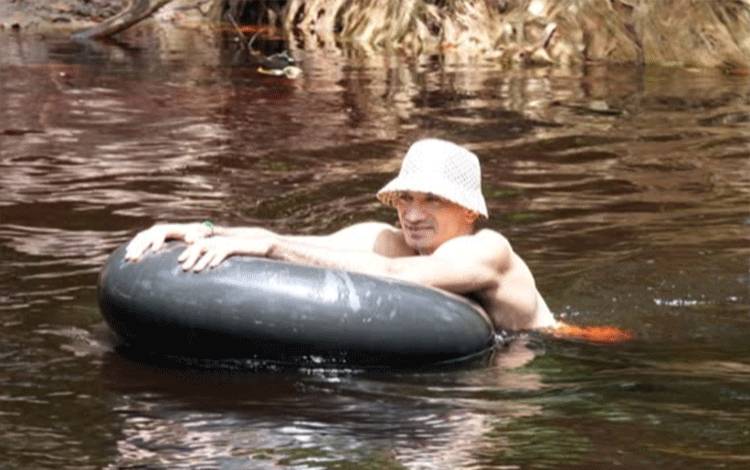 Wisata Danum Bahandang Palangka Raya Keindahan Sungai Merah Kehitaman dari Tanin Alami