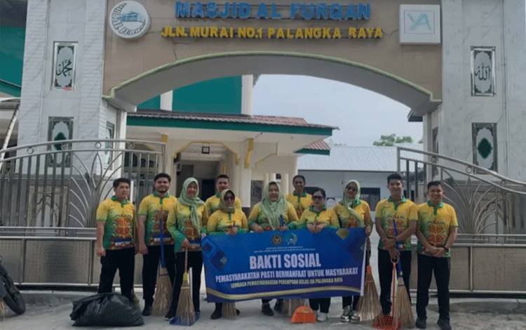 Lapas Perempuan Palangka Raya Bersihkan Masjid Al Furqan dalam Kegiatan Bakti Sosial