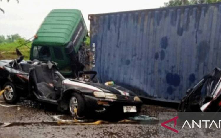 3 Orang Tewas Dalam Kecelakaan Kontainer Timpa Sedan