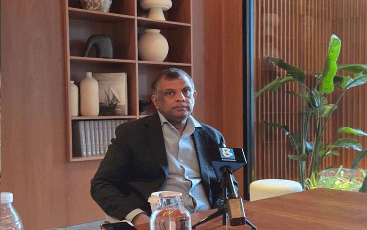 CEO Capital A sekaligus Co-Founder AirAsia Tony Fernandes menjawab pertanyaan dalam sesi wawancara khusus di Manama, Bahrain, Rabu (11/2/2026) (ANTARA/Bayu Saputra)