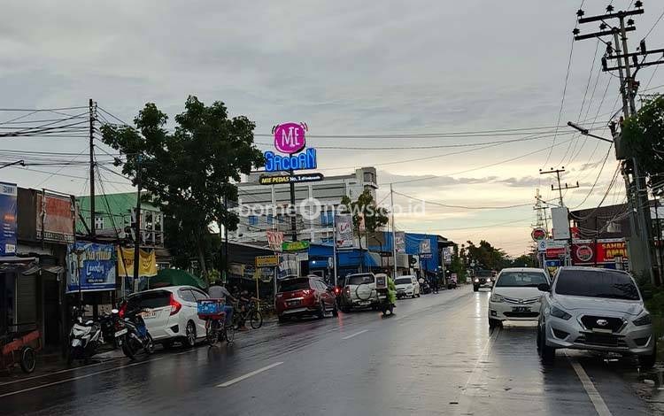 Parkir Liar di Jalan Utama Kuala Kapuas Seperti Dinormalisasikan, Hak Pesepeda Terabaikan