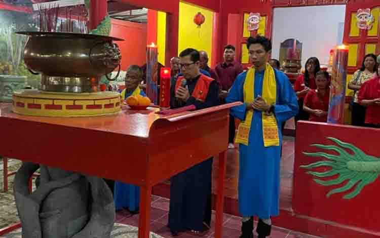 Umat Konghucu di Sampit Menjemput Tahun Baru Imlek 2577 Kongzili dengan Doa dan Harapan Damai