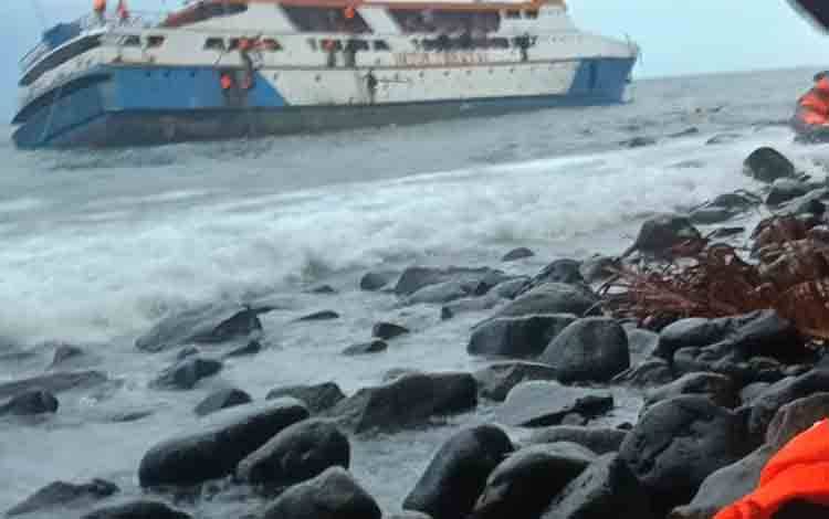 Kapal Rute Halsel - Ternate Karam di Perairan Pulau Makian Malut