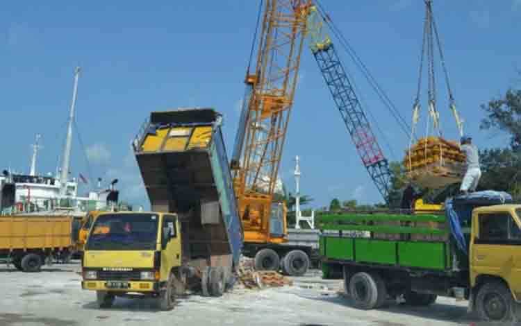 Aktivitas bongkar muat di pelabuhan Tanjungpandan. (ANTARA/ HO-Pelindo Regional II Cabang Tanjungpandan)